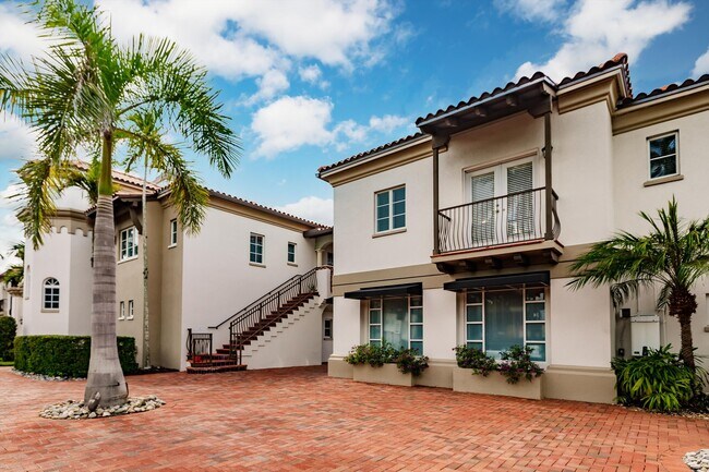 Building Photo - 3150 Village Walk Cir