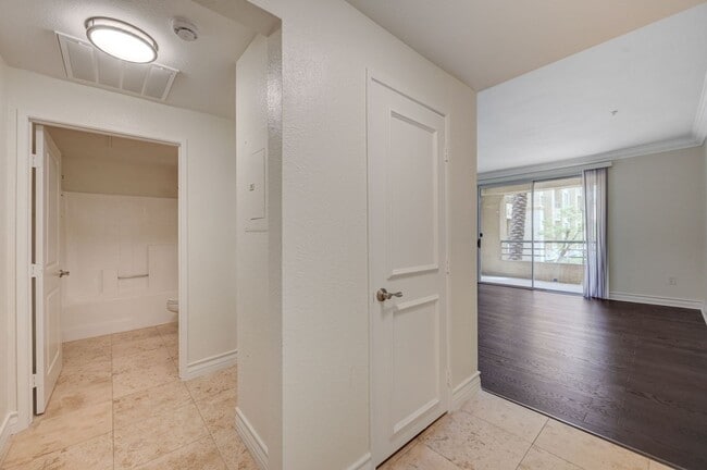 Building Photo - 270 E Flamingo Rd