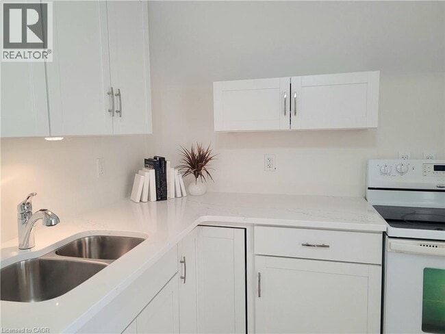 Building Photo - 121 Blucher St