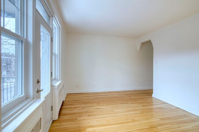 Photo du bâtiment - 4715 Chem. Queen Mary