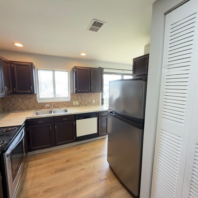 Foto del edificio - 2 Bedroom Upper Duplex in Breton Village!