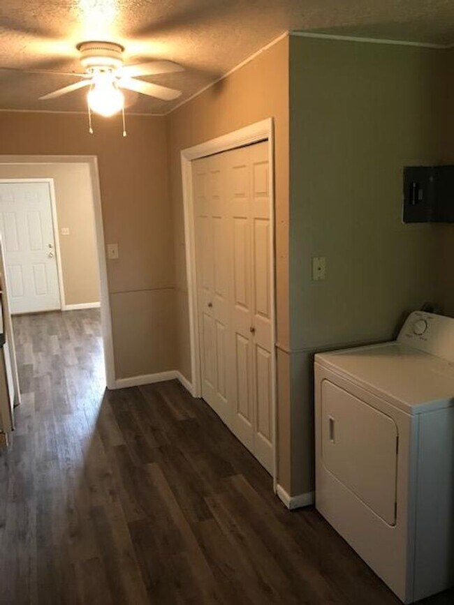 Building Photo - 310-314 Lindsey