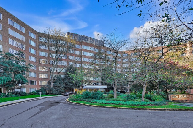 Foto del edificio - 4000 Tunlaw Rd NW