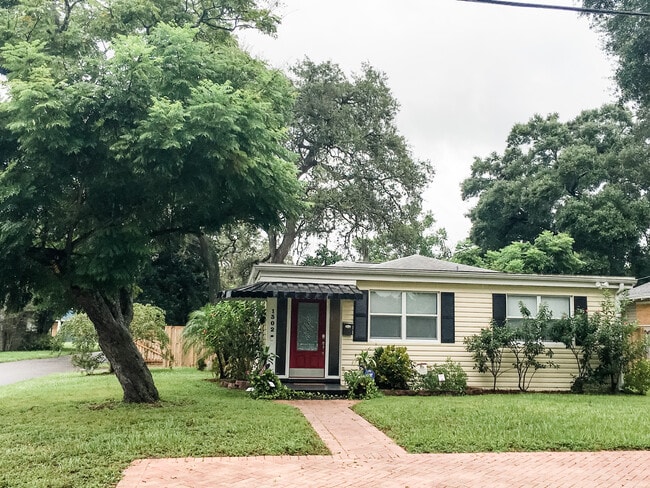 Building Photo - 1302 E Frierson Ave