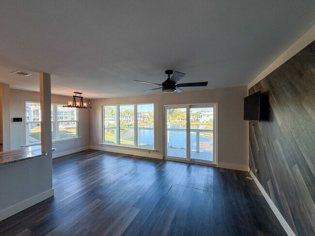Foto del edificio - Completely renovated 2 bedroom 2 bath waterfront condo for rent near Pensacola Beach!