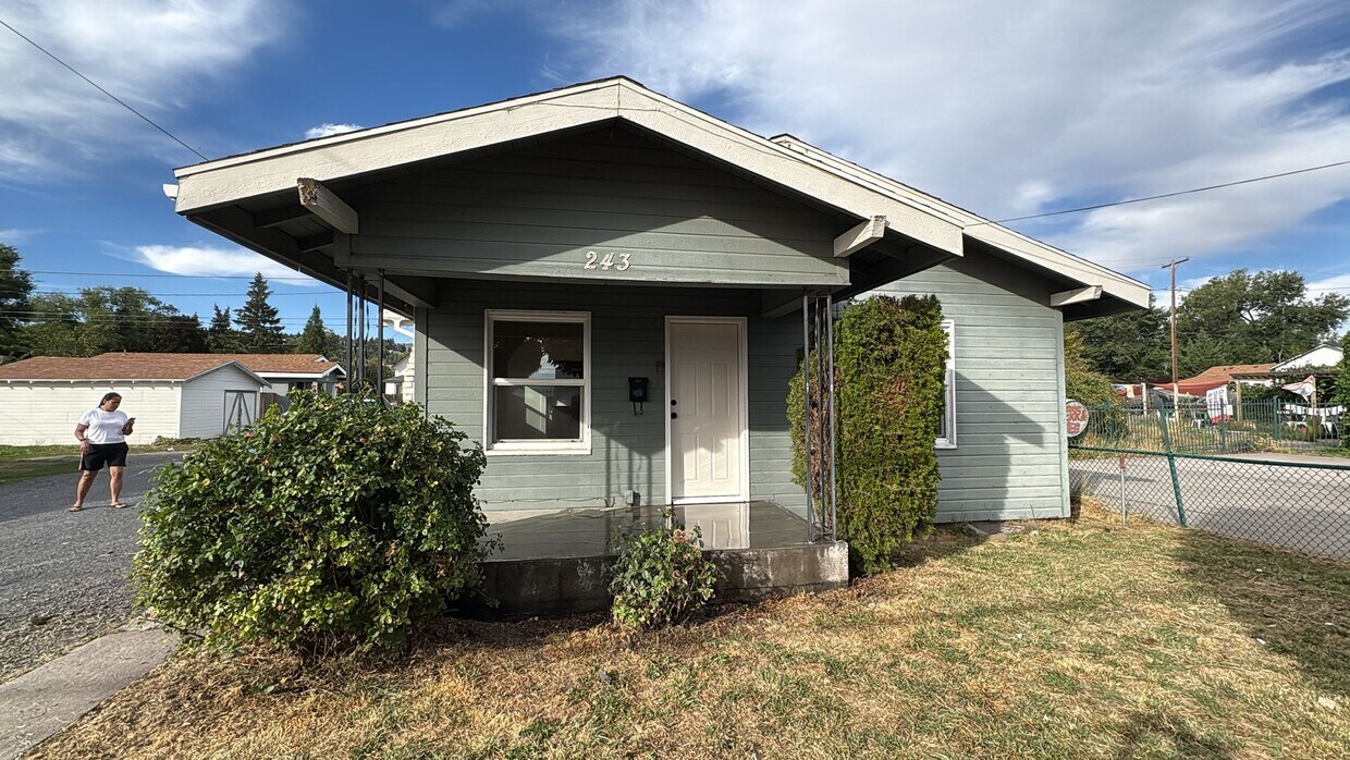Foto principal - 243 E Main St