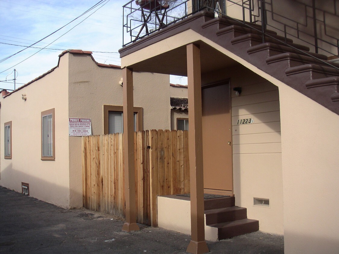 Foto del edificio - 11223-11225 Emilita St