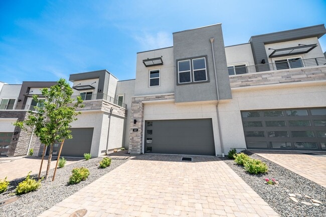 Building Photo - Immaculate New Build Just Steps from Laker...