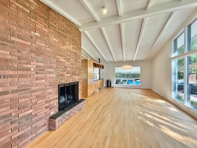 Foto del edificio - 3322 Ocotea St