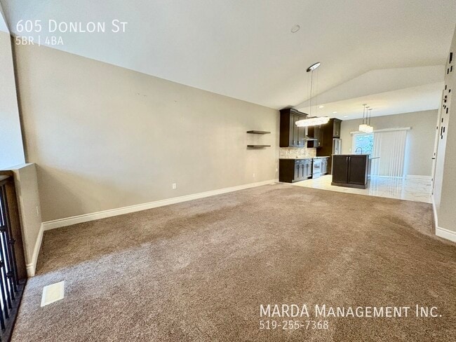 Photo du bâtiment - SPACIOUS 5+1 BED/4 BATH RAISED RANCH IN LASALLE + UTILITIES