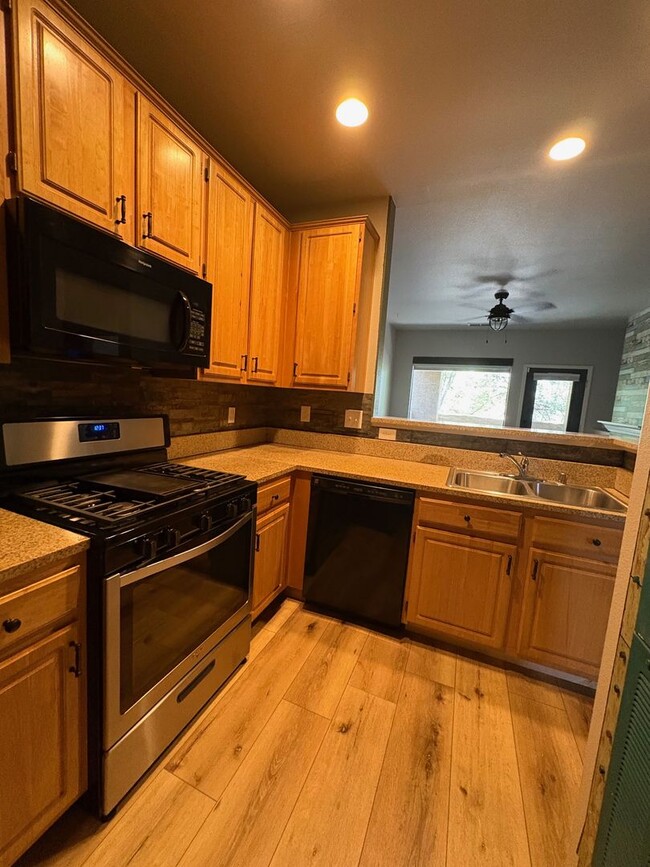 Building Photo - Gated community 2 Bedroom 2 Bath Condo