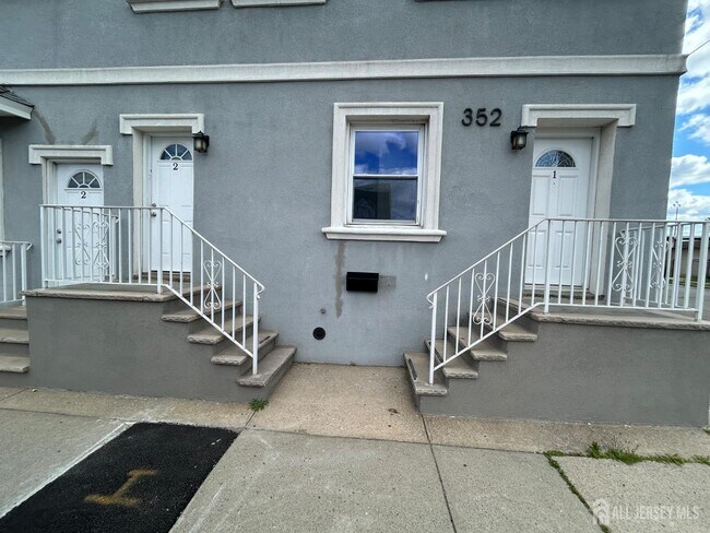 Foto del edificio - 352 Keene St