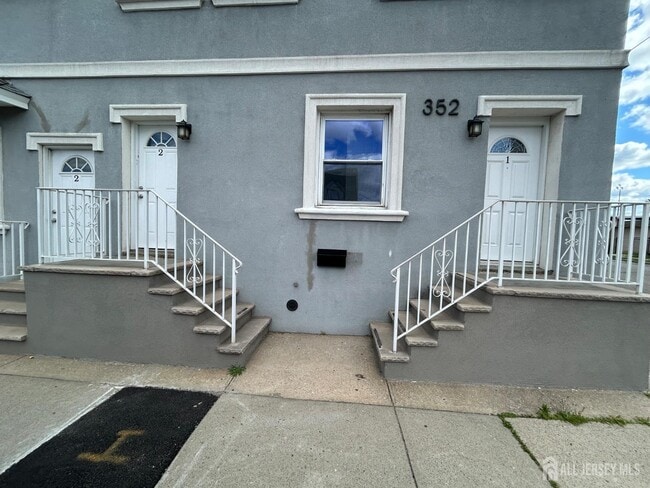 Building Photo - 352 Keene St