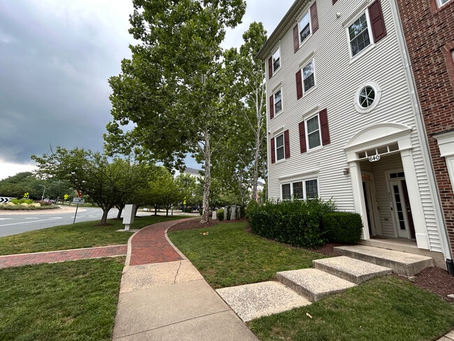 Building Photo - 640 Orchard Ridge Dr