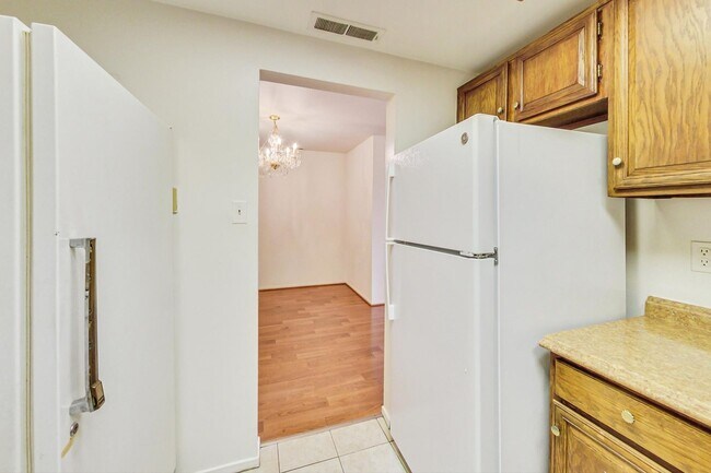 Building Photo - Bright and Sunny 2 bedroom, 2 bath unit wi...