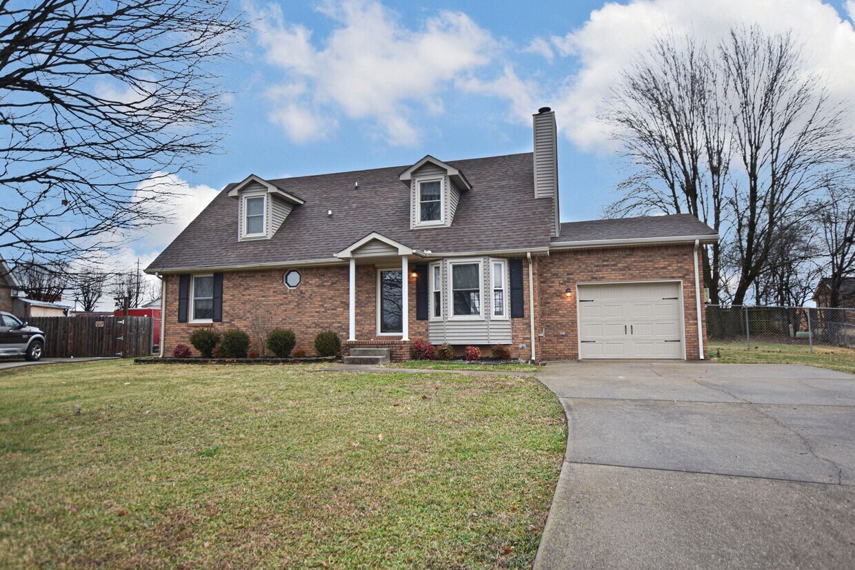 Pet Friendly Three Bedroom with Bonus! House Rental in Clarksville