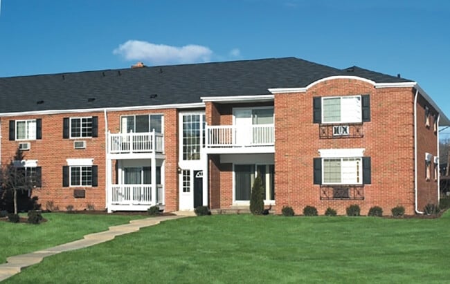 You&#39;ll enjoy the Royal Oak lifestyle, the refreshing pool, your choice of a 1, 2 or 3-bedroom apartment with the maintenance taken care of for you so you can just enjoy. - Briarwood Park Apartments