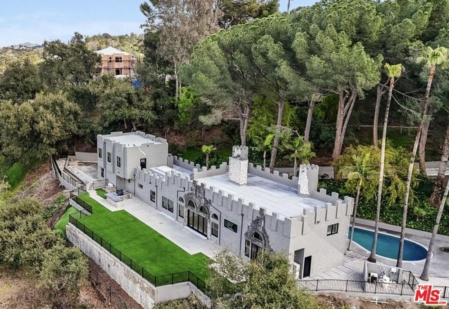 Building Photo - 15851 Mulholland Pl