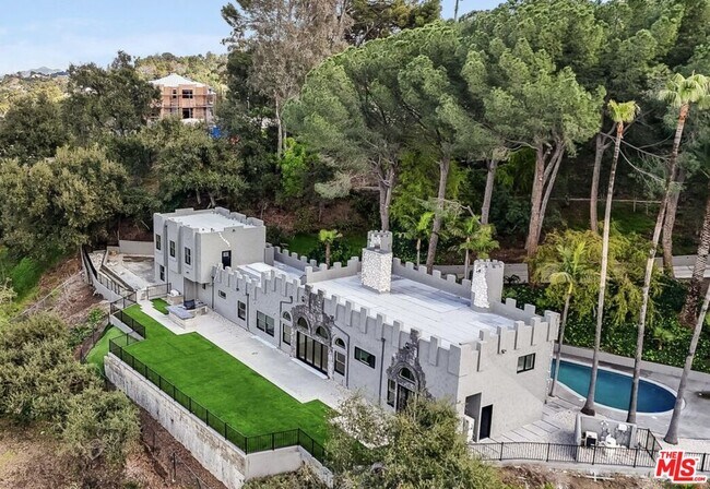 Foto del edificio - 15851 Mulholland Pl