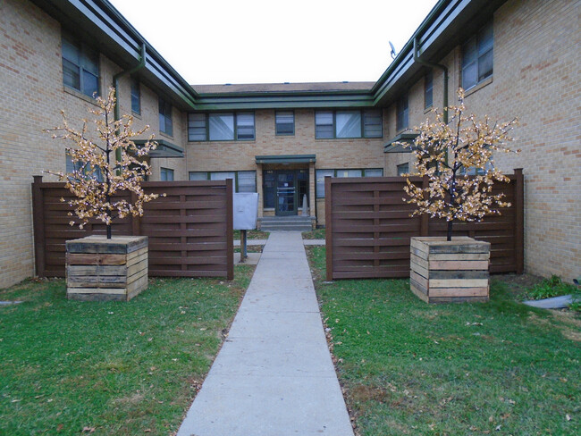 Hillcrest Apartments - 7600 Main St