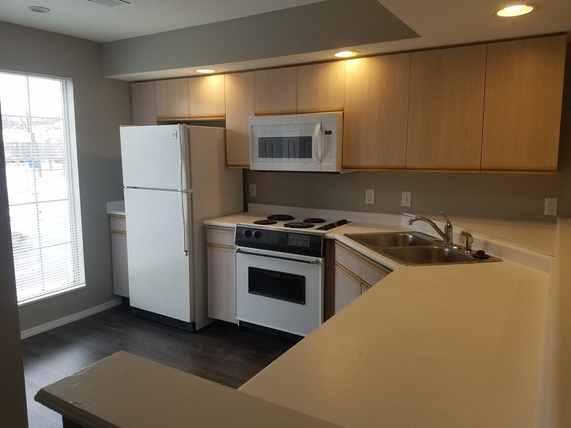 Primary Photo - Beautiful Two Bedroom 2 bath Apartment wit...