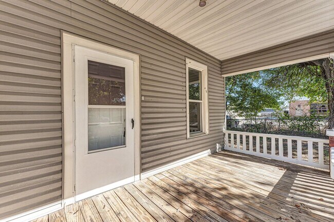 Building Photo - 3 Bed | 1 Bath | Loft | FULLY Remodeled | Springfield MO | PETS WELCOME!