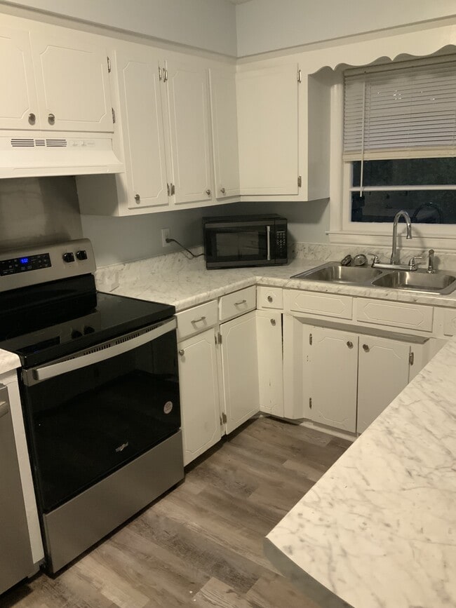 Building Photo - 1287 Montview St