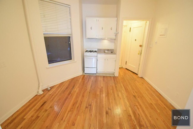 Building Photo - 340 E 5th St