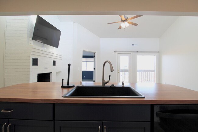 Foto del edificio - Top floor completely remodeled condo with open concept, vaulted ceilings and an electric fireplace!