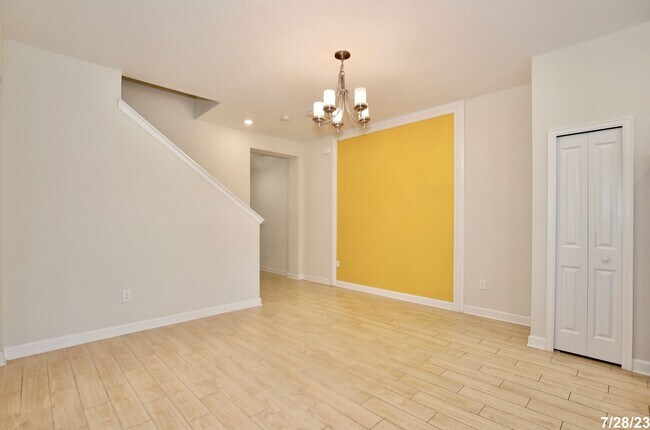 Foto del edificio - Modern 3/2.5 Spacious Townhome with a 2 Ca...