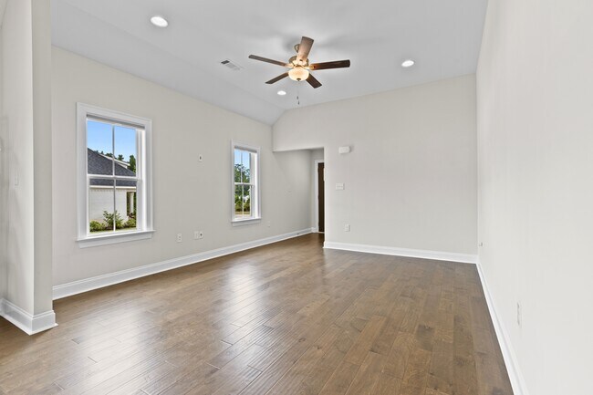 Building Photo - 2272 Lakeview Dr