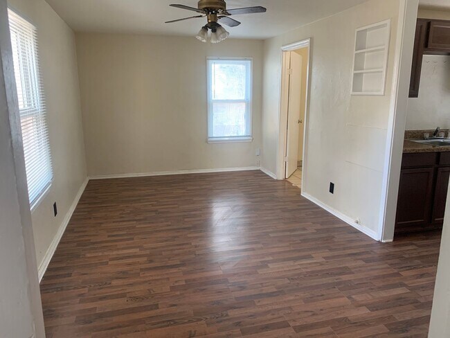 Building Photo - Super cute 1 bedroom rear house close to A...