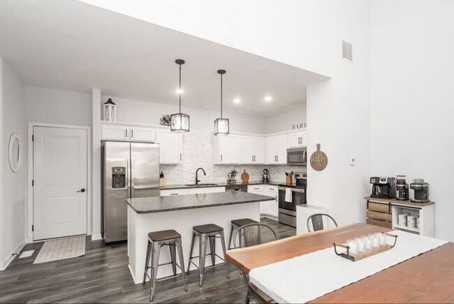 Cocina moderna con isla - 513 Spring Crest Lane