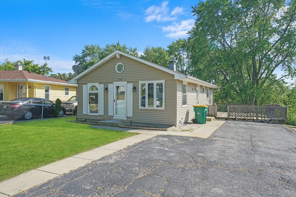 923 Ronald Terrace, Round Lake Beach, IL 60073 House Rental in Round