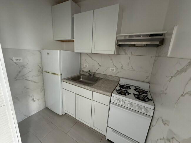 Foto del edificio - 3420 W Irving Park Rd