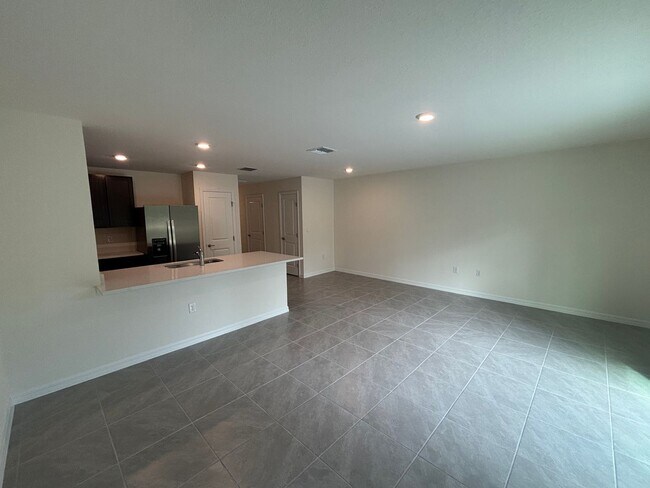 Building Photo - Amazing Location! Town House with Garage I...