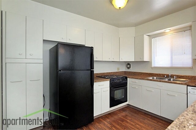 Broadmoor Court Apartments - Overland Park, KS  