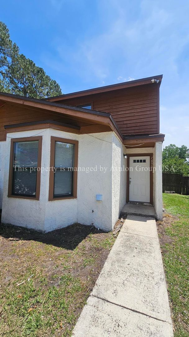 Foto del edificio - 7690 Jana Ln S