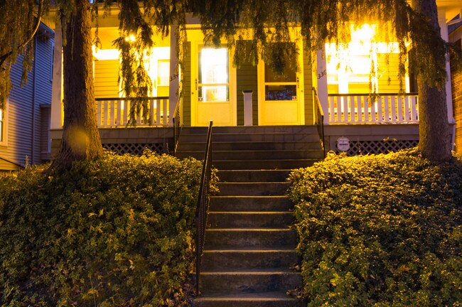 frente de la casa por la noche - 336 Field St