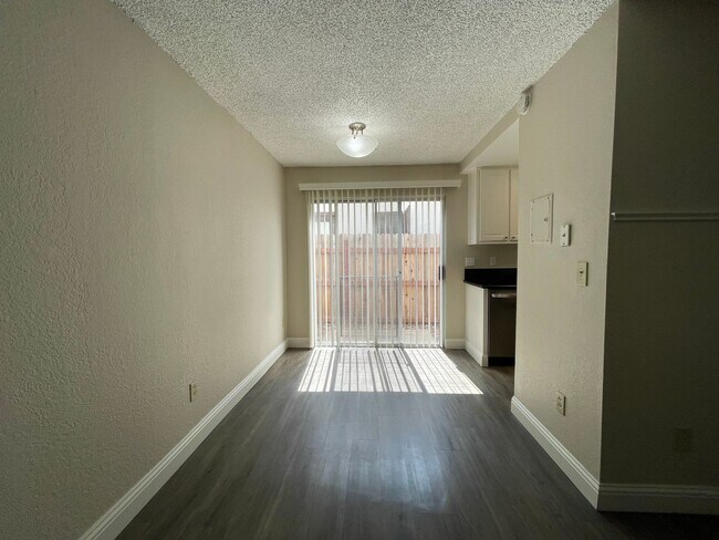 Foto del edificio - Spacious and Modernized 2 Bedroom, 2 Bath!...