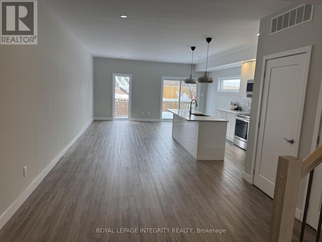 Building Photo - 247 Granville St