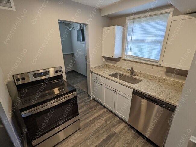 Building Photo - 1593 Leblanc St