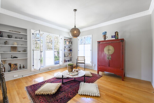 Building Photo - 148 S Orange Dr