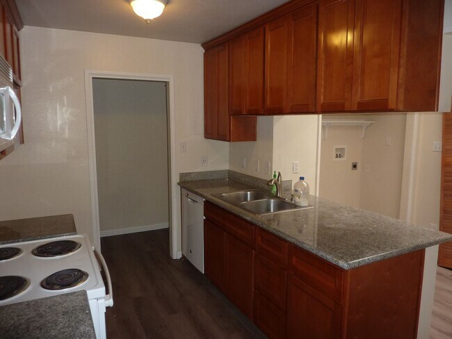 Foto del edificio - Centrally Located, Nicely Updated Througho...
