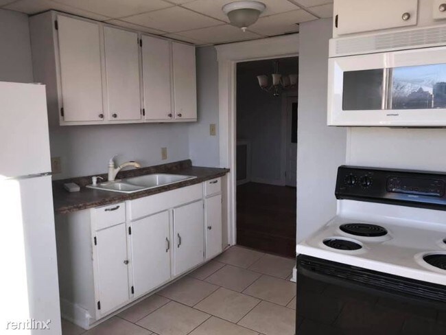 Building Photo - 2 br, 1 bath Apartment - 1001 3rd St