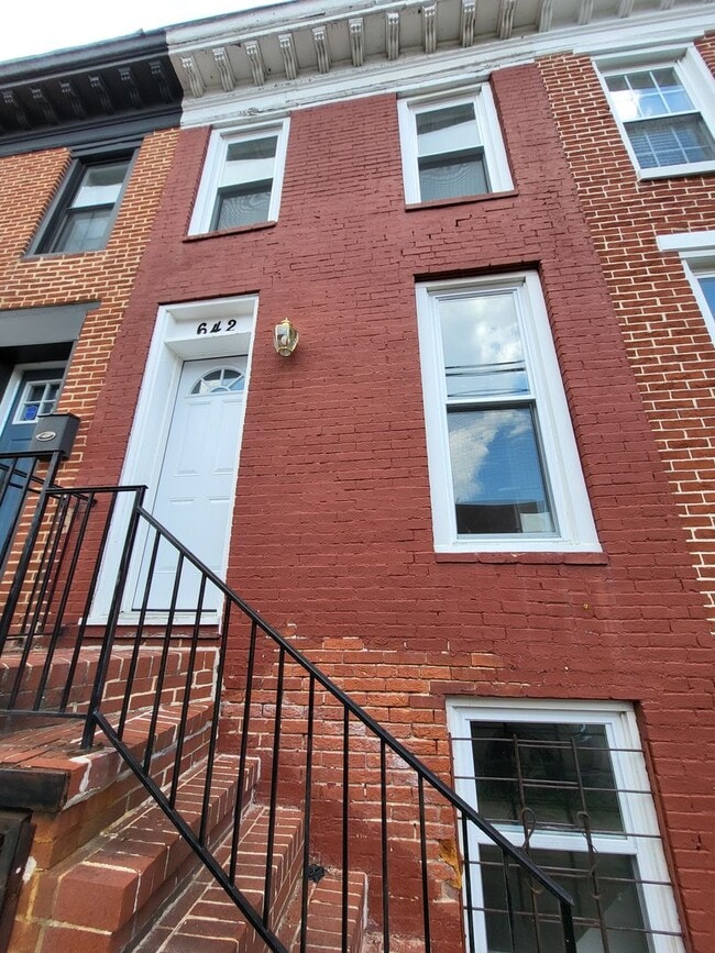 Building Photo - 2 Bed 1 Bath with a Bonus Room in Basement