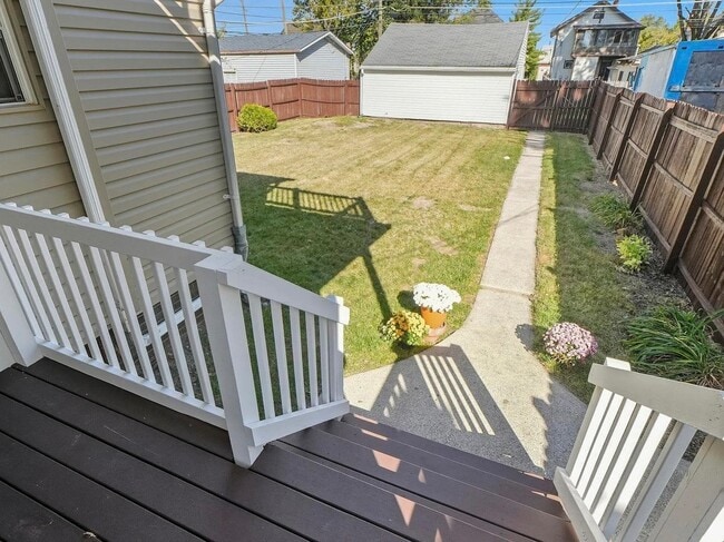 Building Photo - 121 E Branning Ave