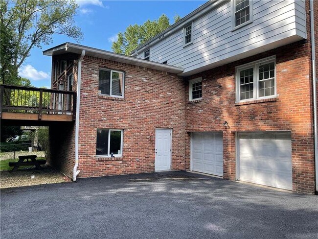 Building Photo - 107 Cornwall Dr