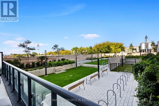 Photo du bâtiment - 110-1350-1350 Ellesmere Rd