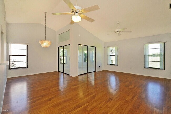 Foto del edificio - 840 Ridge Lake Dr